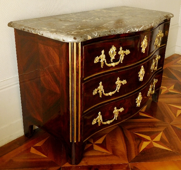 Commode en bois de violette d'époque Régence Louis XV, estampille de Marchand et C couronné