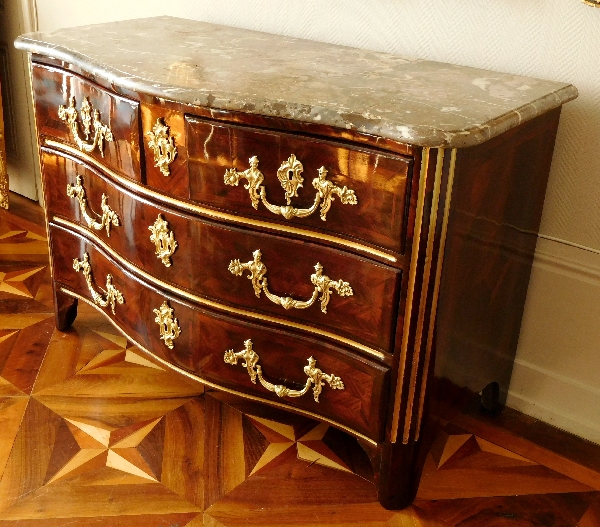 Commode en bois de violette d'époque Régence Louis XV, estampille de Marchand et C couronné