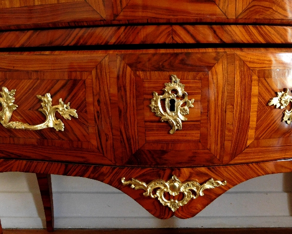 Commode sauteuse d’entre deux d'époque Louis XV en marqueterie de bois de rose, marbre Brèche