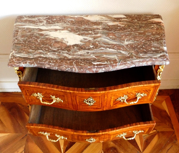 Commode sauteuse d’entre deux d'époque Louis XV en marqueterie de bois de rose, marbre Brèche