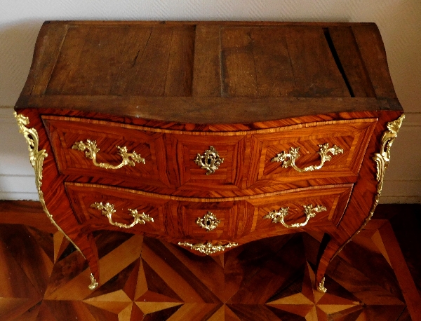 Commode sauteuse d’entre deux d'époque Louis XV en marqueterie de bois de rose, marbre Brèche