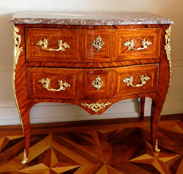 Commode sauteuse d’entre deux d'époque Louis XV en marqueterie de bois de rose, marbre Brèche