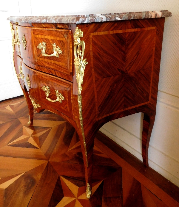 Commode sauteuse d’entre deux d'époque Louis XV en marqueterie de bois de rose, marbre Brèche