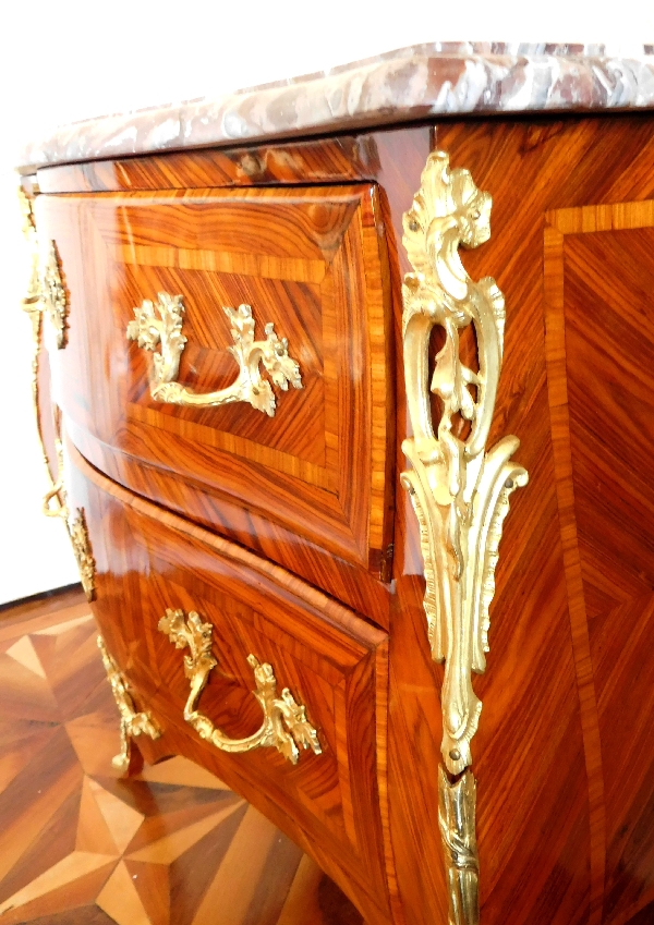 Commode sauteuse d’entre deux d'époque Louis XV en marqueterie de bois de rose, marbre Brèche