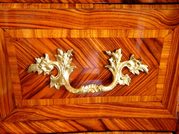 Commode sauteuse d’entre deux d'époque Louis XV en marqueterie de bois de rose, marbre Brèche