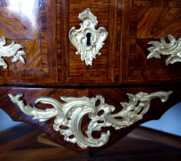 Louis XV violet wood marquetry chest of drawers / commode, 18th century