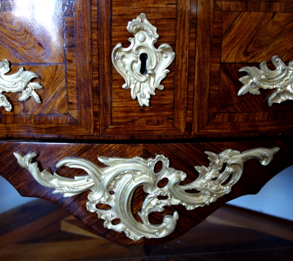 Commode sauteuse d’entre deux d'époque Louis XV en bois de violette, marbre brèche d'Alep