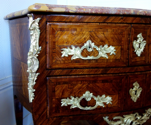 Louis XV violet wood marquetry chest of drawers / commode, 18th century