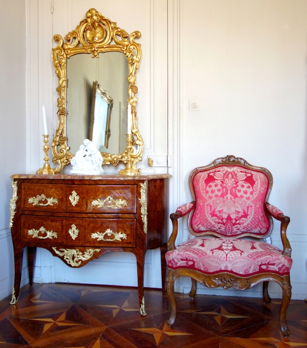 Commode sauteuse d’entre deux d'époque Louis XV en bois de violette, marbre brèche d'Alep