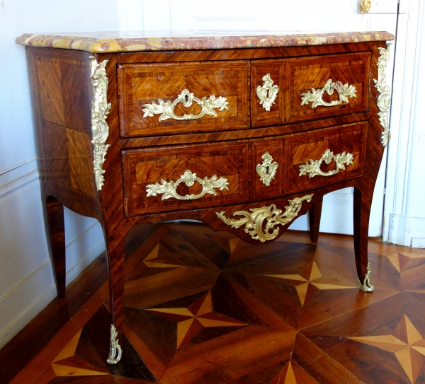 Commode sauteuse d’entre deux d'époque Louis XV en bois de violette, marbre brèche d'Alep