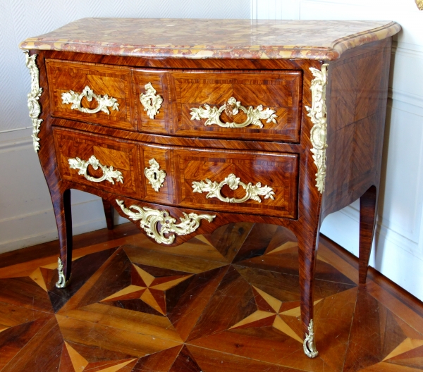 Commode sauteuse d’entre deux d'époque Louis XV en bois de violette, marbre brèche d'Alep