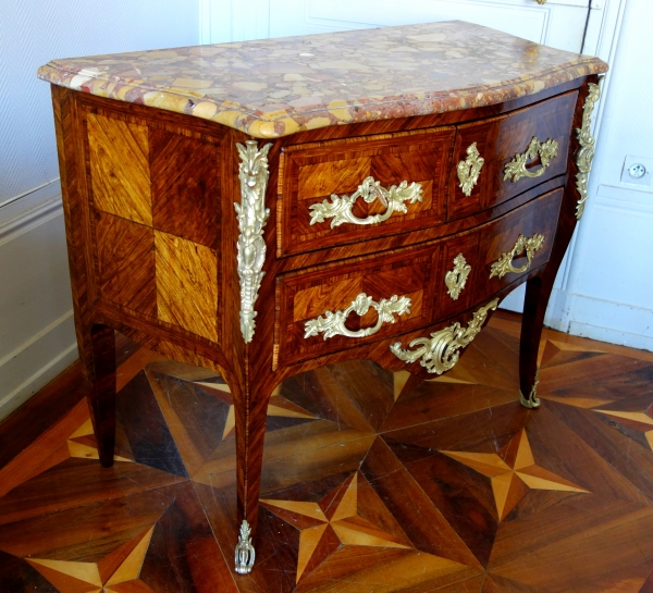 Louis XV violet wood marquetry chest of drawers / commode, 18th century