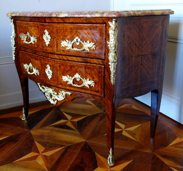 Louis XV violet wood marquetry chest of drawers / commode, 18th century