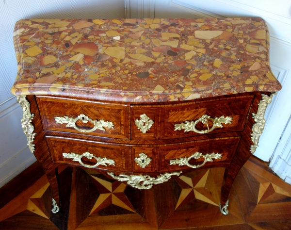 Commode sauteuse d’entre deux d'époque Louis XV en bois de violette, marbre brèche d'Alep