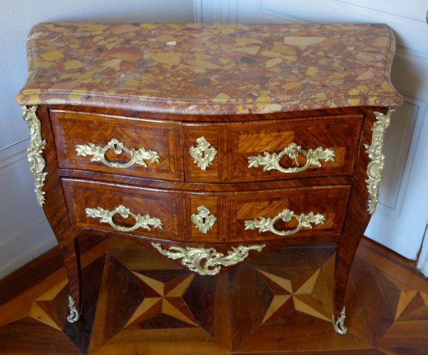 Louis XV violet wood marquetry chest of drawers / commode, 18th century