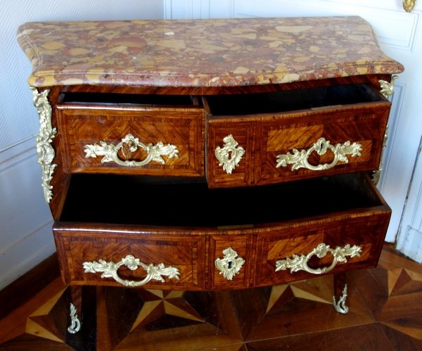 Commode sauteuse d’entre deux d'époque Louis XV en bois de violette, marbre brèche d'Alep