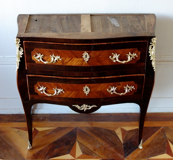 LC Birclet : petite commode sauteuse d'époque Louis XV en marqueterie, estampillée