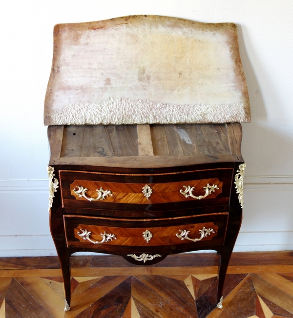 LC Birclet : petite commode sauteuse d'époque Louis XV en marqueterie, estampillée