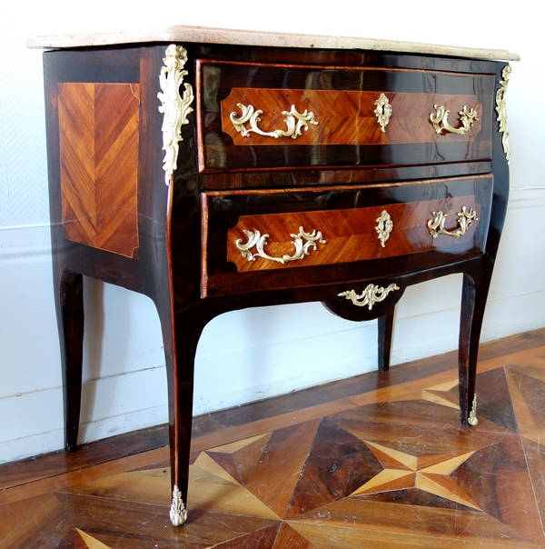 LC Birclet : petite commode sauteuse d'époque Louis XV en marqueterie, estampillée