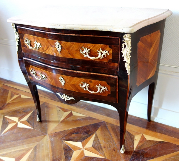 LC Birclet : petite commode sauteuse d'époque Louis XV en marqueterie, estampillée