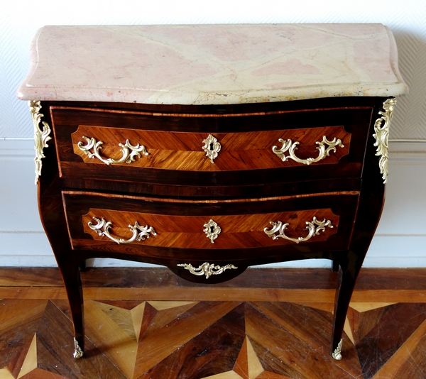 LC Birclet : petite commode sauteuse d'époque Louis XV en marqueterie, estampillée