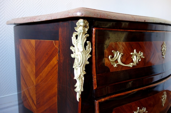 LC Birclet : petite commode sauteuse d'époque Louis XV en marqueterie, estampillée