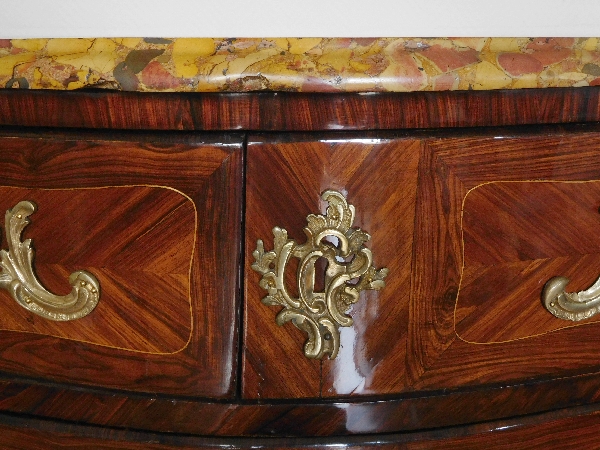 Léonard Boudin, commode sauteuse en marqueterie d'époque Louis XV estampillée