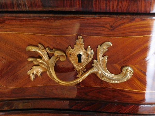 Léonard Boudin, commode sauteuse en marqueterie d'époque Louis XV estampillée