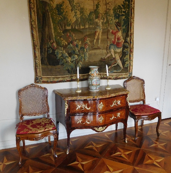 Léonard Boudin, commode sauteuse en marqueterie d'époque Louis XV estampillée