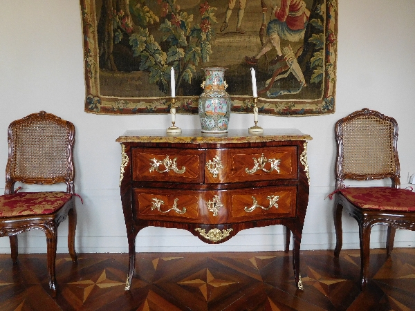 Léonard Boudin, commode sauteuse en marqueterie d'époque Louis XV estampillée