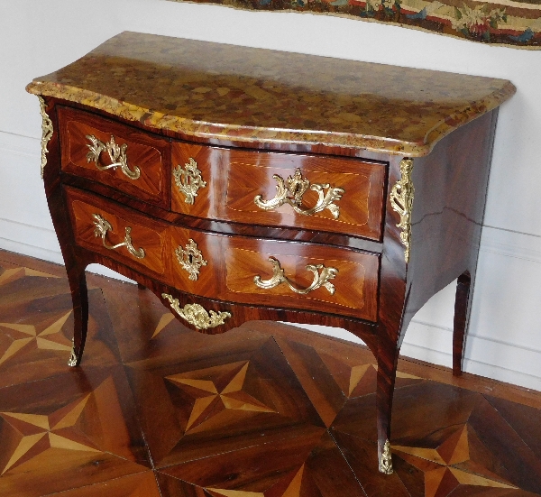 Léonard Boudin, commode sauteuse en marqueterie d'époque Louis XV estampillée