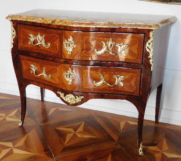 Léonard Boudin, commode sauteuse en marqueterie d'époque Louis XV estampillée