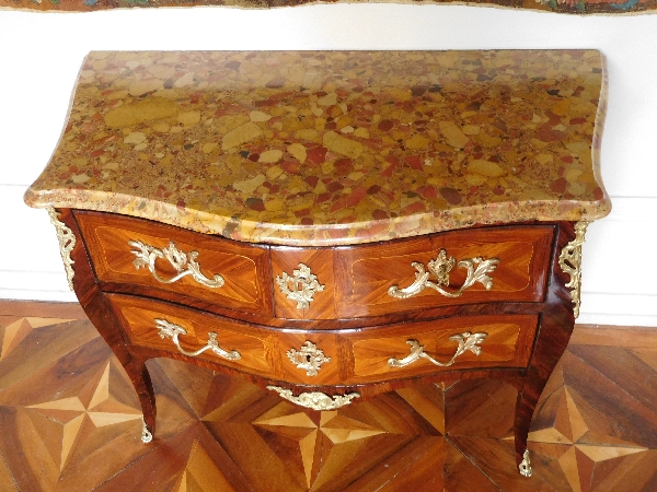 Léonard Boudin, commode sauteuse en marqueterie d'époque Louis XV estampillée