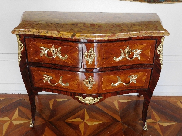 Léonard Boudin, commode sauteuse en marqueterie d'époque Louis XV estampillée