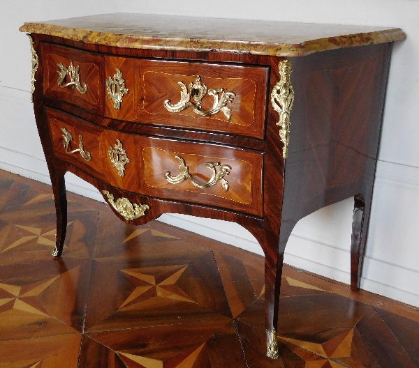 Léonard Boudin, commode sauteuse en marqueterie d'époque Louis XV estampillée