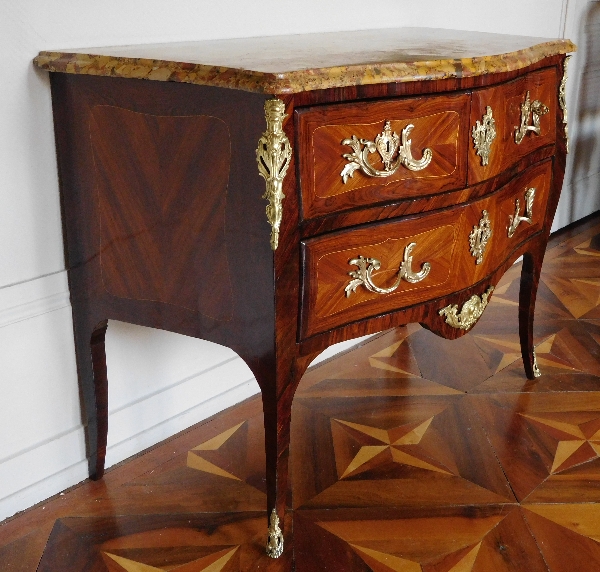 Léonard Boudin, commode sauteuse en marqueterie d'époque Louis XV estampillée