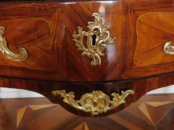 Léonard Boudin, commode sauteuse en marqueterie d'époque Louis XV estampillée