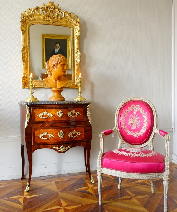 Jean Lapie : petite commode sauteuse en marqueterie, époque Louis XV - estampillée