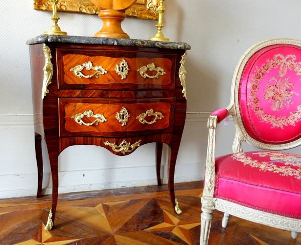 Jean Lapie : petite commode sauteuse en marqueterie, époque Louis XV - estampillée