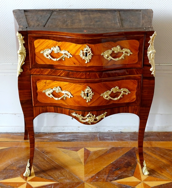 Jean Lapie : petite commode sauteuse en marqueterie, époque Louis XV - estampillée