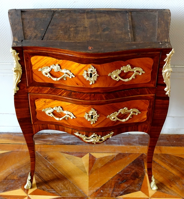 Jean Lapie : petite commode sauteuse en marqueterie, époque Louis XV - estampillée