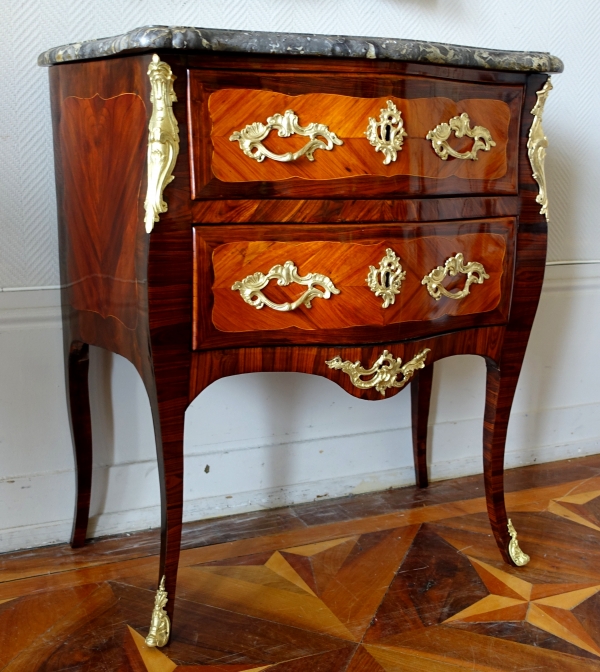 Jean Lapie : petite commode sauteuse en marqueterie, époque Louis XV - estampillée