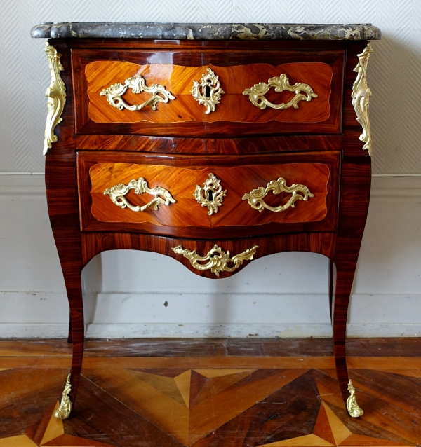 Jean Lapie : petite commode sauteuse en marqueterie, époque Louis XV - estampillée