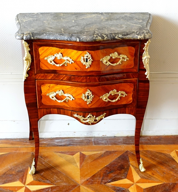 Jean Lapie : petite commode sauteuse en marqueterie, époque Louis XV - estampillée