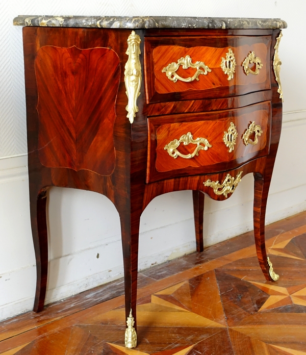 Jean Lapie : petite commode sauteuse en marqueterie, époque Louis XV - estampillée