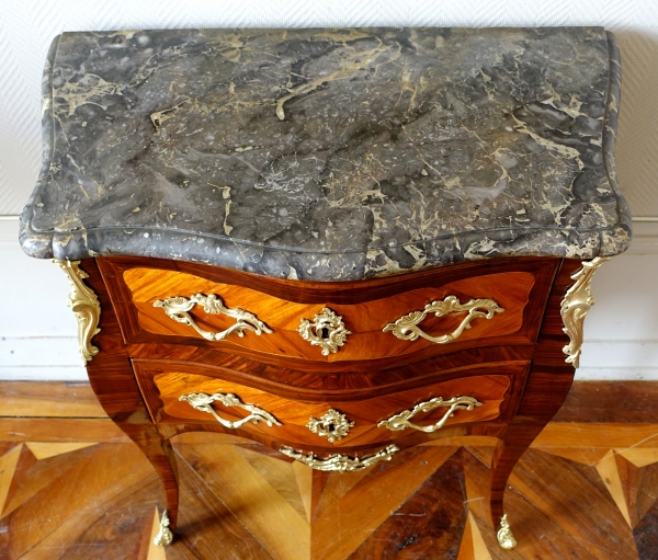 Jean Lapie : petite commode sauteuse en marqueterie, époque Louis XV - estampillée