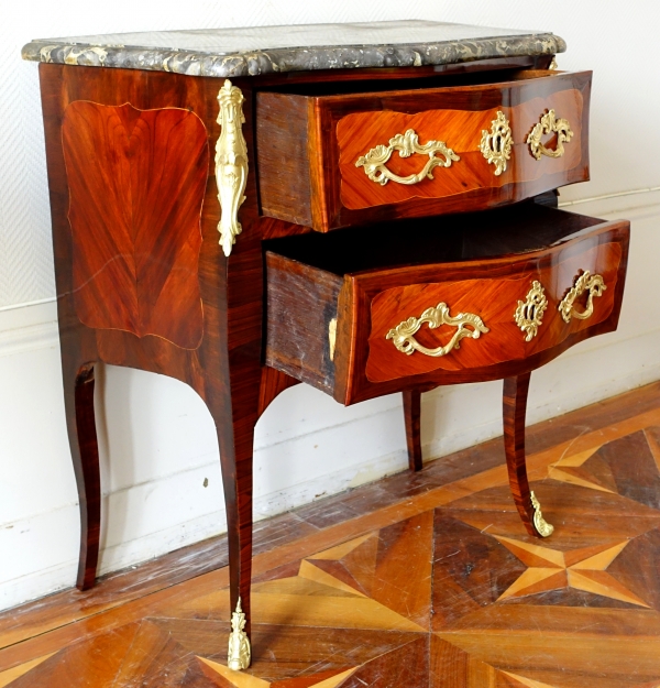 Jean Lapie : petite commode sauteuse en marqueterie, époque Louis XV - estampillée