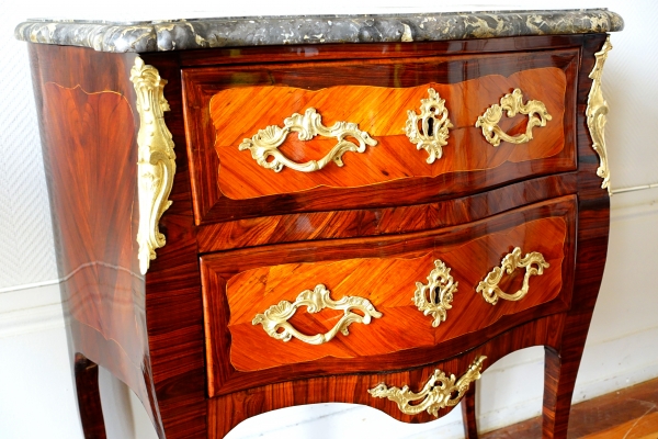 Jean Lapie : petite commode sauteuse en marqueterie, époque Louis XV - estampillée