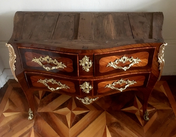 JB Galet : commode sauteuse d'époque Louis XV en marqueterie, estampillée