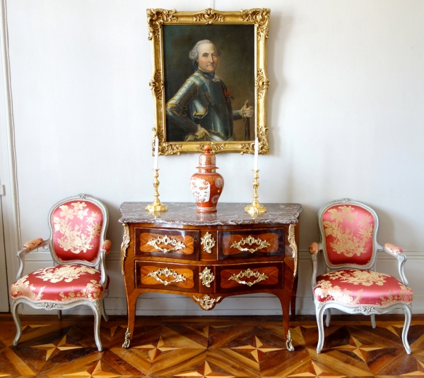 JB Galet : commode sauteuse d'époque Louis XV en marqueterie, estampillée